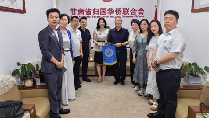 世界青年华校校长联合会到访省侨联